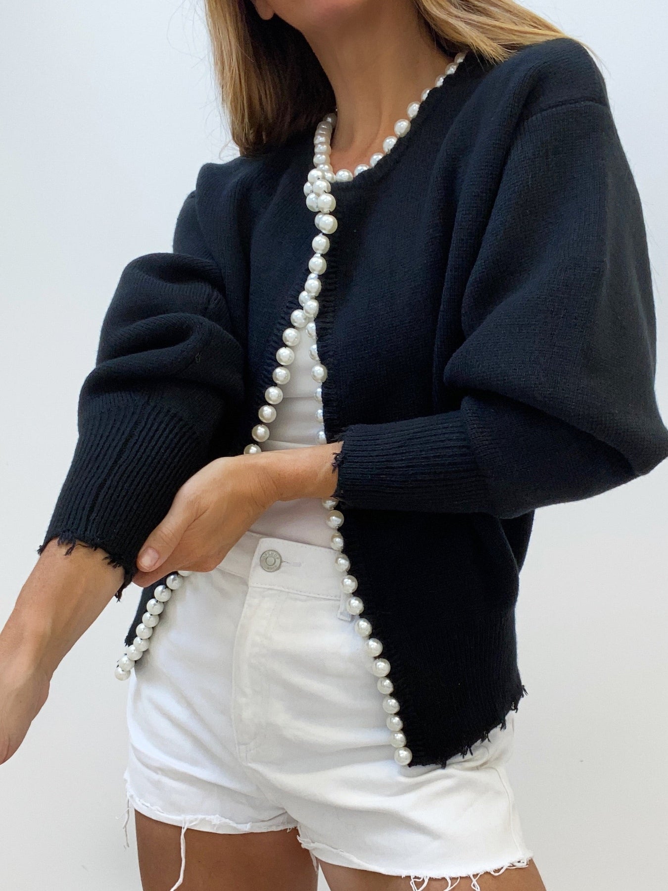 Gunhild™ | Cardigan med perlekant og frynset fald