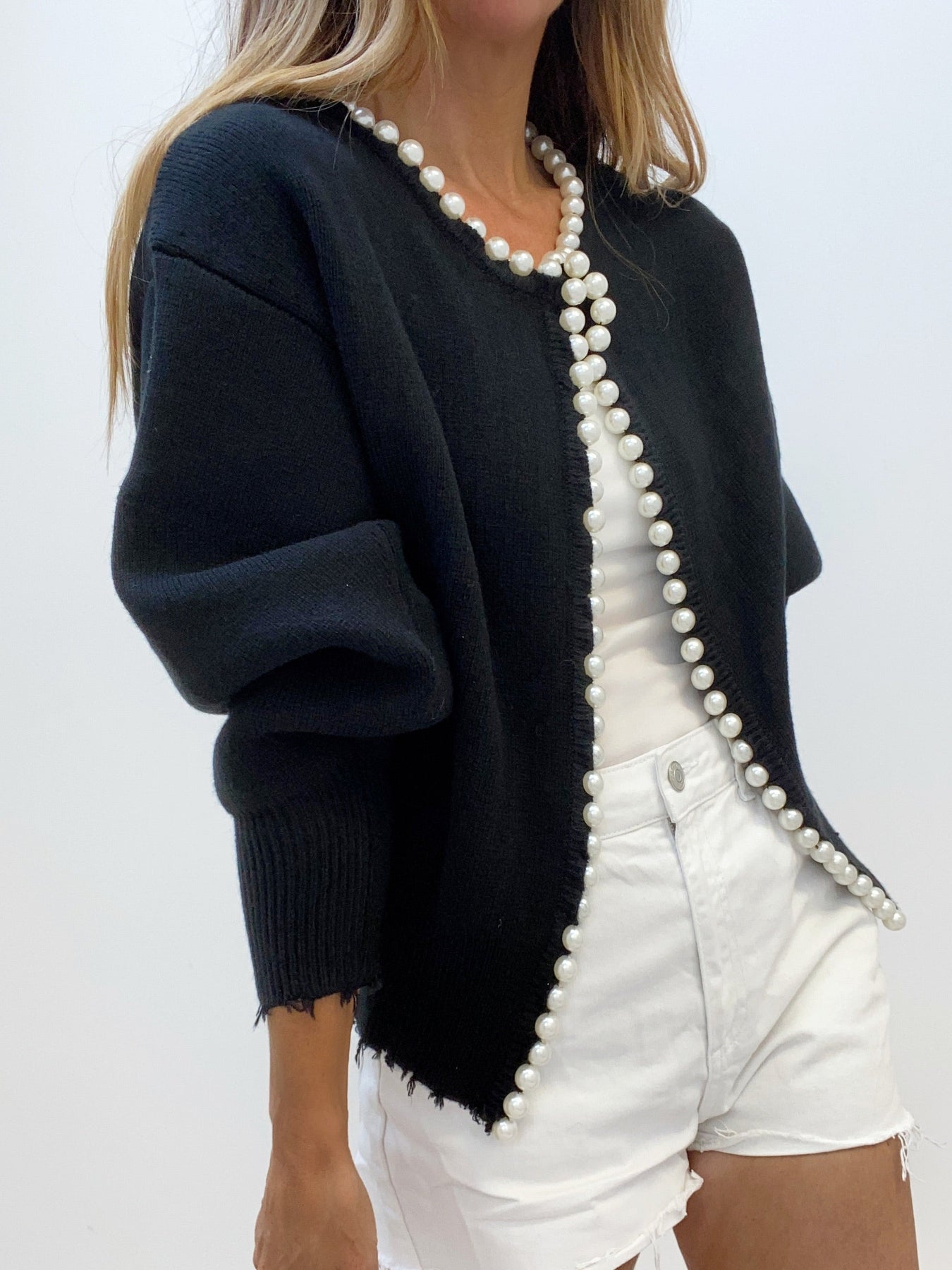 Gunhild™ | Cardigan med perlekant og frynset fald