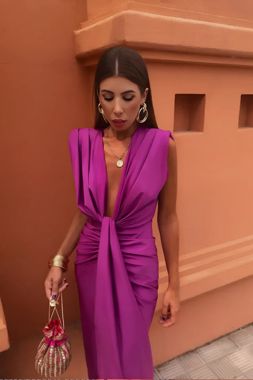 Synnøve™ | Elegant festkjole med forførende utringning